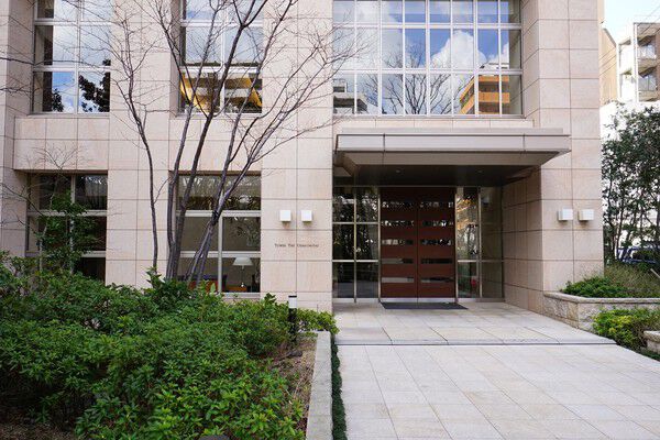 大胆に窓が配され、ポーチには暖かな日差しが降り注ぎます。		