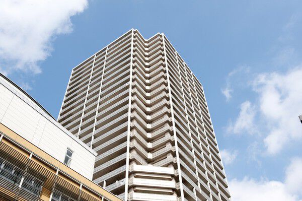 【希来里若江岩田】29階建ての住居棟と7階建ての店舗棟が敷地内に立地。