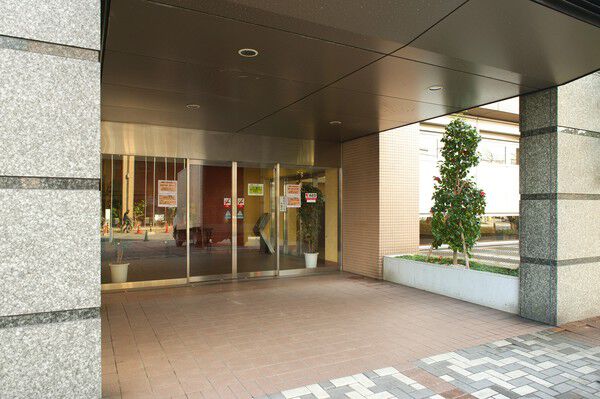 エントランスにはオートロックが採用され、防犯性を高めています。		