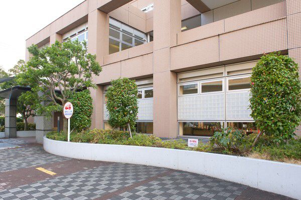 エントランスアプローチを抜けるとオートロックシステムを採用したエントランス。