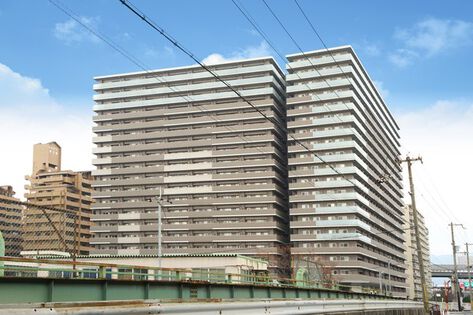 八戸ノ里の空にスタイリッシュなシルエットを描くランドマークレジデンス。