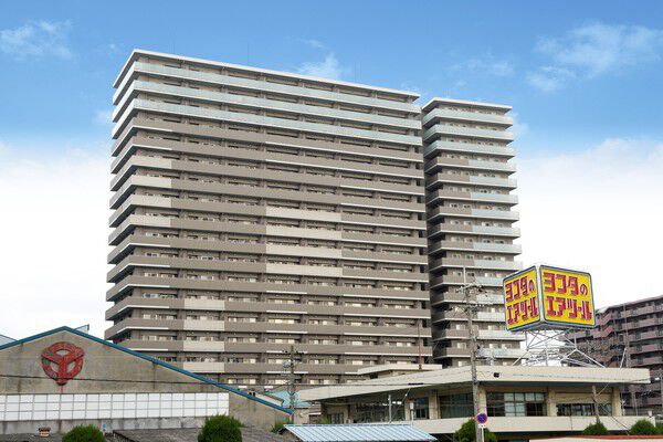 【ローレルスクエア八戸ノ里】住まう方だけの憩いの場「コモンズガーデン」などゆとりあふれる敷地計画を採用。