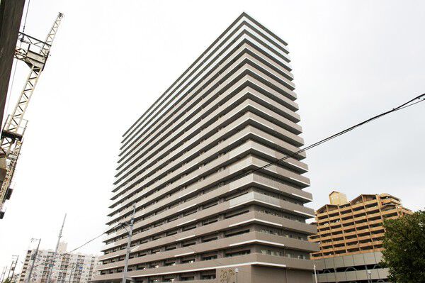 【ローレルスクエア八戸ノ里】淡いブラウンを基調とした、上品な印象の外観デザインです。		