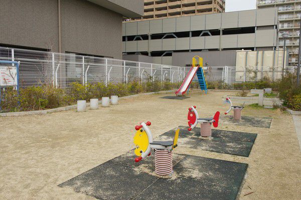 敷地内には子どもたちが安心して遊べるプレイロットがあります。