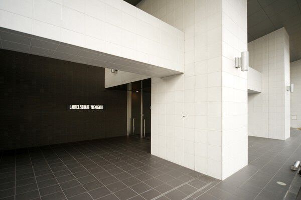 黒と白のコントラストが印象的なエントランスには管理人室等を設置。