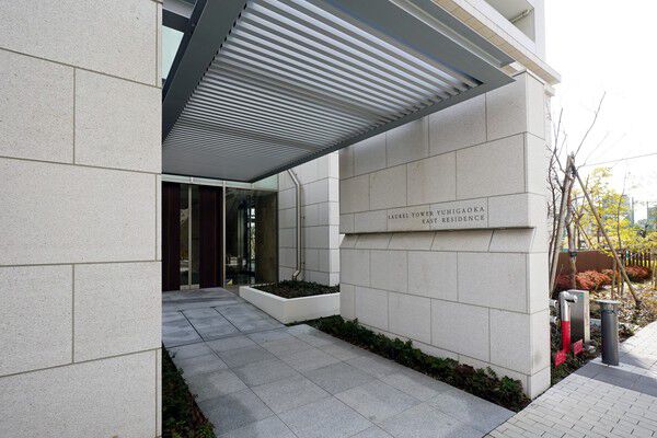 落ち着いた色合いのアプローチが我が家へ誘います。		