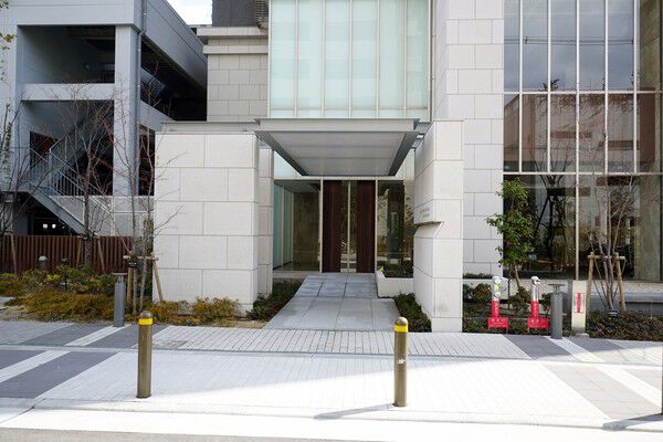 モダンなデザインが採用されたエントランス。		