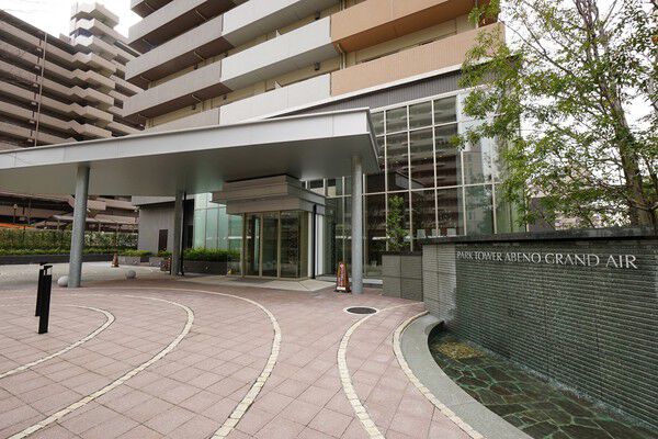 大胆に大きな窓を配したグランドエントランス。		