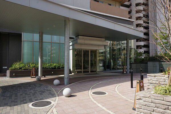 都心ながら落ち着いた雰囲気を醸すアプローチ。		