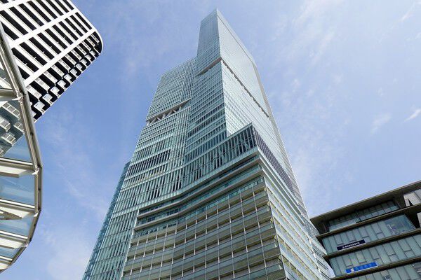 大阪のランドマーク「あべのハルカス」まで約550m（徒歩7分）。		