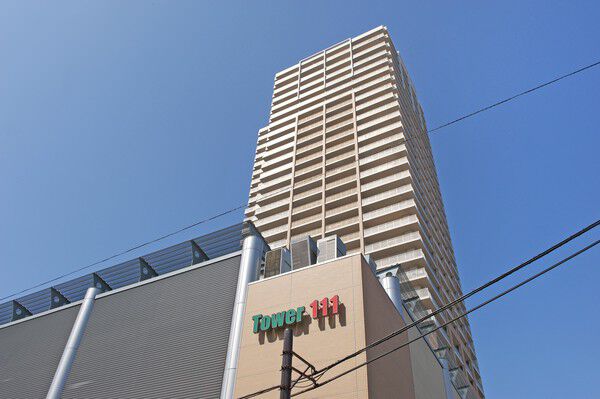 【リーデンスタワー草津】低層部に「TOWER111」という商業施設、高層部に住戸という、複合施設型です。
