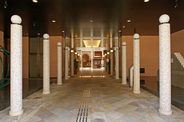 モザイクタイル貼りの列柱や、石英岩と大理石を張ったエレガントなピロティ。