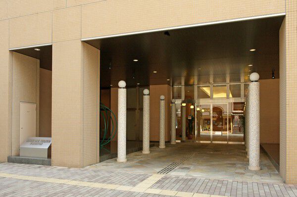 ピロティを抜けると、高い天井が印象的な、品格のあるホワイエへ続きます。