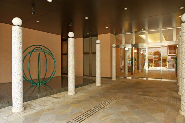 ホワイエには、オートロックシステムやメールコーナーなどが設置されています。