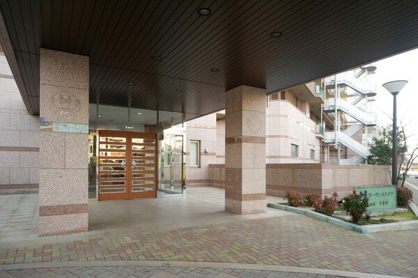 エントランスアプローチには庇のある車寄せが配され、洗練された雰囲気に。