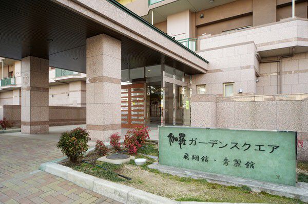 敷地内には庭園や回路が設けられ、健やかなライフシーンが生まれます。