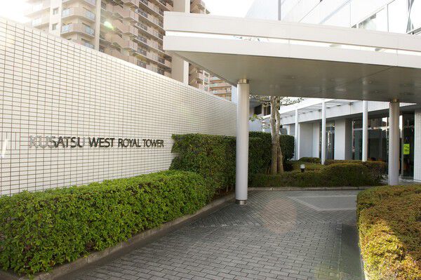 エントランス内には、宅配ロッカーなども設置されています。