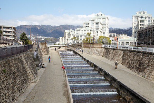 約600m(徒歩8分)の住吉川沿いは人気のウォーキングコースです。		 約600m(徒歩8分)の住吉川沿いは人気のウォーキングコースです。