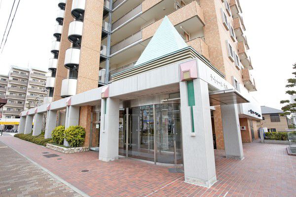 薄いグリーンの三角屋根が印象的な目印です。		