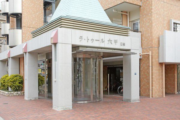 エントランスはオートロックを採用し、宅配ロッカーを設置。