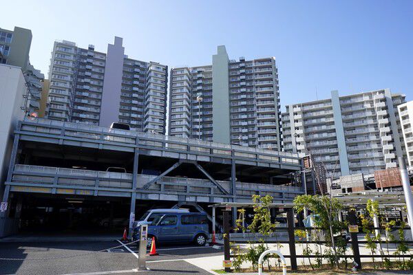 敷地内には2棟の自走式立体駐車場と平面駐車場を確保しています。