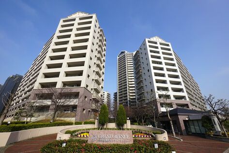 6棟が立ち並ぶ外観と周辺の植栽や外構が彩り、コミュニティを形成します。		