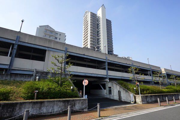 棟の北面には大型駐車場が設置されています。		