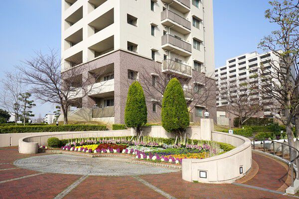 中庭は大胆なアプローチ。公園を思わせる鮮やかな花木が植えられています。		