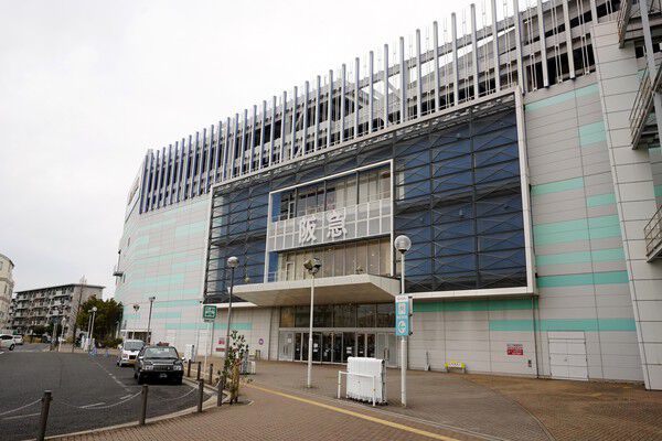 地域密着型の百貨店「堺北花田阪急」まで約500m（徒歩7分）。		