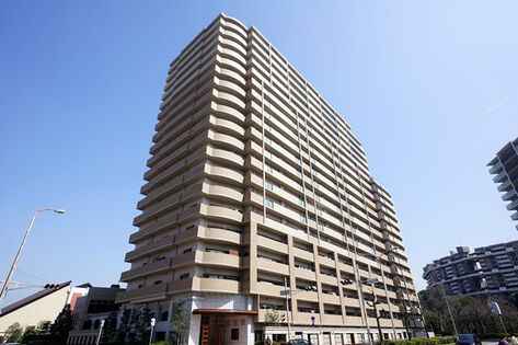採光・通風に配慮した、南東・南西向きのL型とした住棟レイアウト。