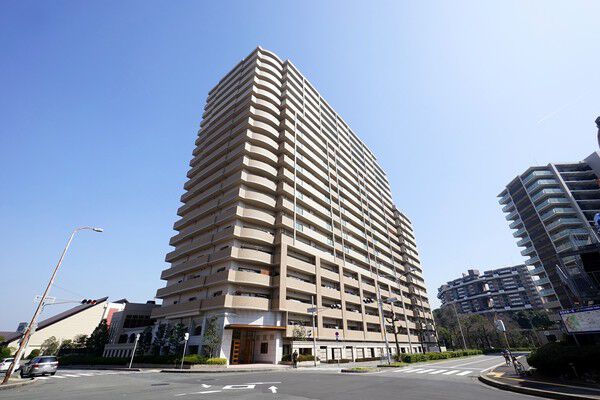 【ルイシャトレ堺光明池オアシスタワー】四方道路という独立性の高い立地に佇む住まい。
