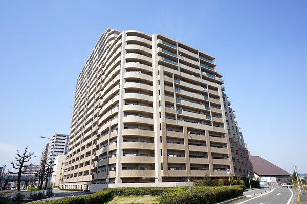 【ルイシャトレ堺光明池オアシスタワー】6階以上はホワイトをベースにカラーリングを施した外観。