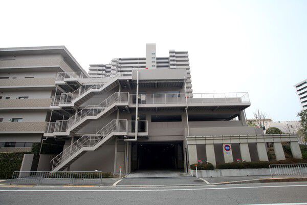 187台収容する自走式駐車場、他に70台分の機械式駐車場を用意しています。