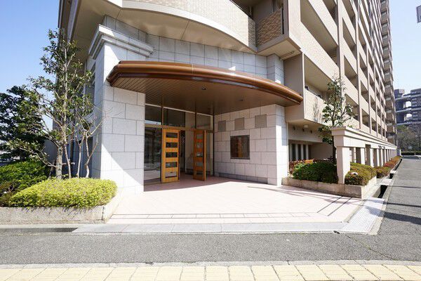 ドアの向こうには、ガラス面が多い2層吹き抜けのエントランスホールが広がります。