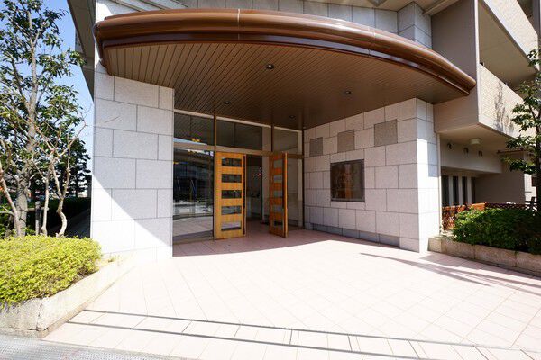 外壁を御影石貼りとして、気品あふれる表情を与えたエントランス。	