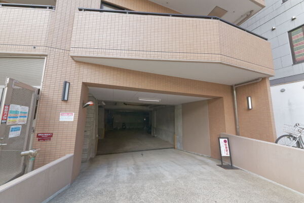 駐車場出入口。