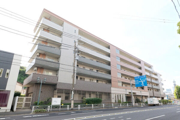 【エルズ元町ポートヴュー】古き良き元町の装飾性と、現代建築の合理性を融合させたフォルム。