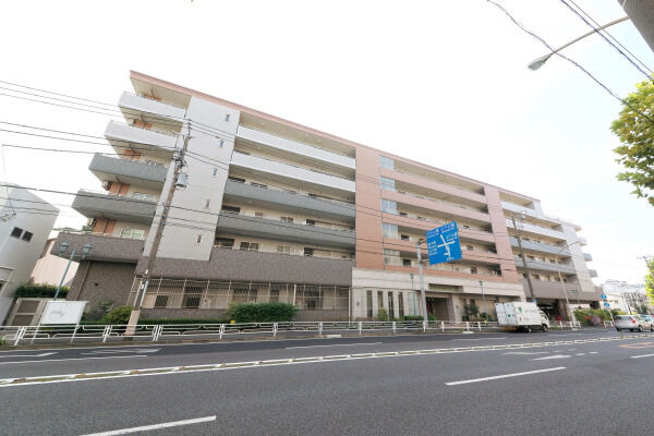 【エルズ元町ポートヴュー】鉄筋コンクリート造地上6階建の、邸宅の趣きを宿すレジデンス。