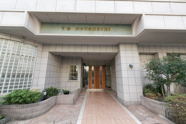 上質を湛えた端正なデザイン。