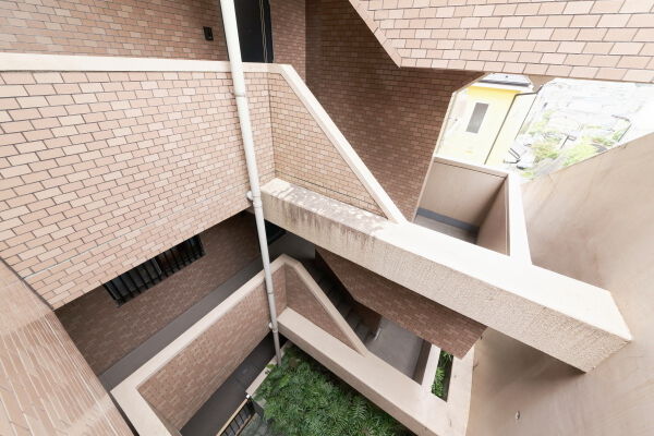 各住戸へつながる階段部分。