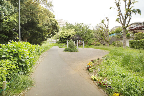 小園公園　現地より約100m