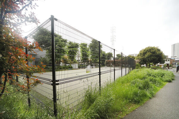 小園公園　現地より約100m