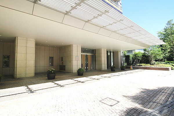 メインエントランスから各住戸まで四重のセキュリティを採用。 メインエントランスから各住戸まで四重のセキュリティを採用。