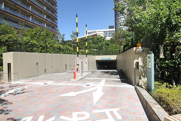 タワー駐車場220台、機械式駐車場259台、居住者用平置駐車場7台分有