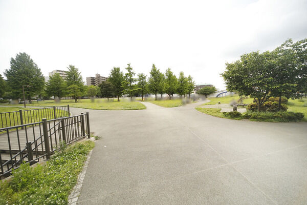 蒔田公園　現地より約90ｍ