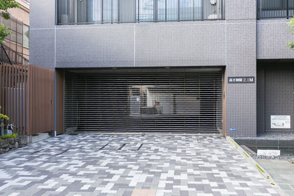 駐車場65台分有。電気自動車専用充電器も2台分ご用意しました。