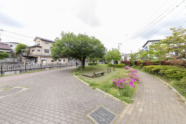 近隣公園　現地より約100ｍ