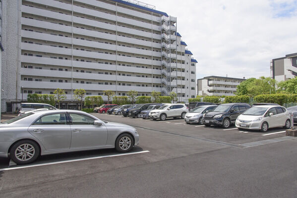 【秀和蓮根レジデンス】駐車場 【秀和蓮根レジデンス】駐車場