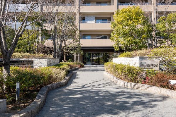 【オーベルグランディオ千住大橋エアーズ】エントランスアプローチ