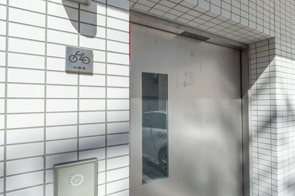 屋内型の敷地内駐輪場。